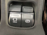 HOLD機能付きの電動パーキングブレーキ。HOLD機能を使用すると、信号待ちなどでフットブレーキから足を放しても、車は動かずそのまま停車してくれます。ドライブなど足が疲れた時には便利な機能です。