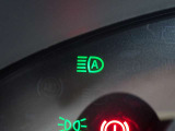 【ハイビームアシスト】先行車または対向車の有無や周辺の明るさなどに応じて、ヘッドライトのハイビーム(上向き)とロービーム(下向き)を自動で切り替えます。