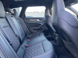 体を支えるためにシートを硬めにしております。長時間の運転でも疲れにくいように、サポート力重視で設計されております。