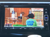 テレビ番組の映像を画面で楽しめる装備です。停車中の休憩時間などに映像を視聴でき、車内で過ごすひとときに活用いただけます。視聴時は安全な場所に停車してご利用ください。
