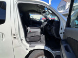開口部も広く乗り降りしやすい運転席廻り。 チルトステリング装備で小柄な方も運転しやすいポジションに調整できます。
