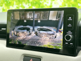 停車時にテレビ映像を楽しめる画面を備えています。映像が大きく表示され、音声や映像をゆっくり楽しみたい休憩時間にも活用できる便利な装備です。