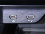 USB端子と充電用USB端子を装備しております。