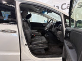 運転席の足元まわりです!アクセル・ブレーキペダルの配置や足元スペースもしっかりご確認いただけます。毎日の運転で長く過ごす場所だからこそ、実際の広さや使い勝手も大切なチェックポイントです。