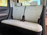 2列目にご乗車の方もゆったり足が組める驚きの広さです。