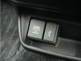 ◆USBチャージャー、12Vの電源ソケット◆使いやすい場所に装備されています。