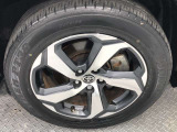 【純正アルミホイール】です!車両デザインに合わせてホイールをデザインしているため、見た目にもカッコイイアルミホイール♪洗車もラクチンで錆びません。