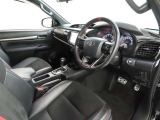 シンプルで使いやすいデザインの運転席です。