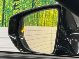 【ブラインドスポットモニター】走行中、ドアミラーの死角になりやすい箇所に後続車が接近するとサイドミラーのレンズに警告を表示!ドライバーに注意喚起をしてくれます。