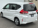 コンビネーションランプを高い位置に配置、後続車に見やすいデザインで安全にも配慮。