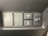 ハンドルの右側にはヘットライトリベライザーとVSA(ABS+TCS+横滑り抑制)の解除スイッチがついています。ヘッドライトリベライザーは道路状況や積荷の加重に応じてライトの高さを調節できます。