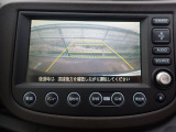バックカメラの画像です。ガイドラインがスムースな車庫入れをサポートいたします。車庫入れの安心感がアップしますね。