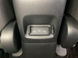 アームレストの後ろ側には、リア席用の充電可能なUSB端子が2個ついています。移動中に充電もできるので便利です。
