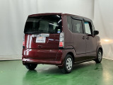 後席の窓には外から車内が見えにくくなるプライバシーガラスを採用。周りを気にせずリラックスして過ごせます