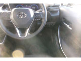 運転席の写真です。見通しのよいすっきりとした視界で、誰でも運転しやすいです。運転のしやすさは疲れにくさにも繋がりますよ♪