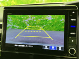 後方の映像にガイドラインが表示され、駐車時に車の向きや周囲との距離を確認する目安になります。切り返しや車庫入れの際も後方を見ながら操作でき、日常の駐車をサポートします。