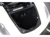 フロントに設けられたラゲッジスペースは、フェラーリ F430ならではのミッドシップレイアウトを採用しながら、実用性にも配慮された設計です。