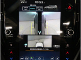 左右のサイドカメラ映像を同時に表示し、車両周囲の死角をしっかりカバー。狭い道や駐車時の接触リスクを減らし、安心して操作できる視界を確保します。