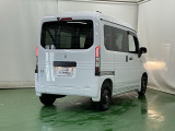 後席の窓には外から車内が見えにくくなるプライバシーガラスを採用。周りを気にせずリラックスして過ごせます