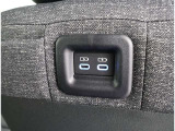充電用USB端子付き。スマートフォンなどの充電に便利です。