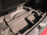 洗車道具などの小物の収納に便利なサブトランク