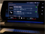 【ⅰドライブナビゲーション】文字情報も鮮明に表示する高解像度カラーディスプレイを採用。視認性に優れた地図デザインと特徴的な建造物を目印にした描写表示で現在位置を把握できます。地図データの更新も可能です
