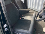 フロントシートです!!ベンチシートなので座席の移動もスムーズに出来ます!!足元も広く運転も楽ですよ!!