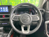 インテリアに合わせたデザインのステアリングは、運転される方のことも考え、運転しやすい形状、大きさです。是非一度、実際に触ってお確かめください。