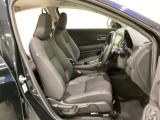 広い足元にゆったり座れるシートには肘掛けも装備しており長距離の運転でも疲れにくくなってます。女性でも運転がしやすいように、シートの高さ調整機能(シートリフター)がついています。