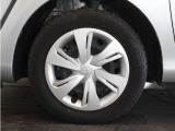 ◆純正ホイール装着車◆シンプルなデザインのホイールキャップ付きです。