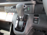 インパネシフトだから視線の移動も少なく足元もスッキリ♪運転席もゆったりしているのでゆとりを持ってドライブできますね!