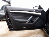 人気のスカイラインカスタム車両の入庫!足回りはARROWZ製の車高調をセット。マーベリック19AW、マフラーなどの高額パーツに加え、サンルーフ、純正HDDナビ、黒川シートなど充実装備の一台となります