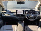 運転席周りになります。内装色はブラックです。