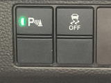 駐車時の確認を助けるスイッチや走行安定性に関わる操作部を手元に集約。状況に応じて使い分けられ、日々の運転をサポートします。