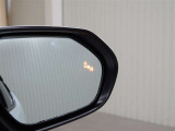 隣車線を走る車両をレーダーで検知し、ドアミラーでは確認しにくい後側方エリアに存在する車両に加え、急接近してくる車両も検知します。車両を検知するとドアミラーに搭載されたLEDインジケーターが点灯します。