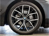 アウトバーンの走行を見据えたBMWの足回りは高い走行性能にこだわりが御座います。