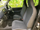 前席は視界を確保しやすい着座位置で、運転席から前方や周囲を見渡しやすい印象です。座面と背もたれは一体感のある形状で、日々の移動に寄り添います。