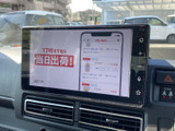 ダッシュボード中央に大きなディスプレイを配置し、表示内容を確認しやすい位置です。画面脇にはホームや音量などのアイコンが並び、操作箇所を見つけやすい構成。