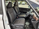肘掛けとシートヒーター装備のフロントシートで長時間でも快適ドライブ!