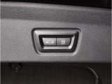 【電動テールゲート】オートマアチックトランクリッドオペレーションが装備されています。両手が塞がっている時でも、スマートキーを身につけていればハンズフリーで開閉可能です。