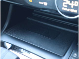 【ワイヤレスデバイスチャージ】 車の中でもスマートフォンを置くだけでワイヤレス充電が可能。ワイヤレスカープレイ使用時の充電をサポートします。