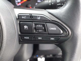 レーダークルーズコントロール使用時に、同一車線内中央を走行できるよう操舵を支援するレーントレーシングアシスト[LTA]が装着されています。