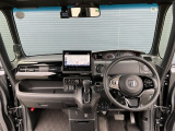 運転席周りです。カップホルダーや小物の収納などは必須ですよね!!使い勝手の良いつくりになっております!!