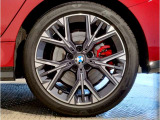 【BMWアロイホイル】軽量かつ強度に拘ったアロイホイル。走行性能ポテンシャルを引き出す設計。車の足元を引き締めてくれる大きなポイントはアロイホイルです。