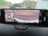 見えない部分の危険察知をサポートする360&deg;ビューモニター+フロントパーキングセンサーです。車両の前後左右にある4つのカメラを活用し、センターディスプレイの表示や各種警報音で定速走行時や駐車時に車両周