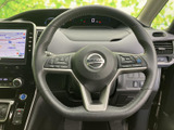 手元に複数のスイッチがまとまり、運転姿勢を保ちながら必要な機能へアクセスしやすい構成です。握りやすい形状で、日々の運転をサポートする使い勝手に配慮されています。