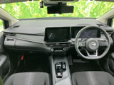 前席からはフロントガラス越しに前方を見渡せ、運転席と助手席それぞれの視界もすっきりしています。座面や背もたれには落ち着いた色合いのシートを採用し、日常の移動を快適にお過ごしいただけます。