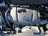 「SKYACTIV-G(ガソリン)」は、規格外の高圧縮を実現し、世界のエンジン技術者に驚きを与えました。さらに、それを維持したままノッキングの発生を抑え、熱効率を向上、走りにも寄与したエンジンです。