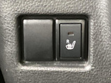 座面を温めるシートヒーターのスイッチを装備。操作位置が運転席から確認しやすく、肌寒い季節の乗車時など、快適に過ごしたい場面で活用できます。