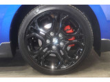 【特別仕様車】グロスブラック塗装のアルミホイール・グリル。